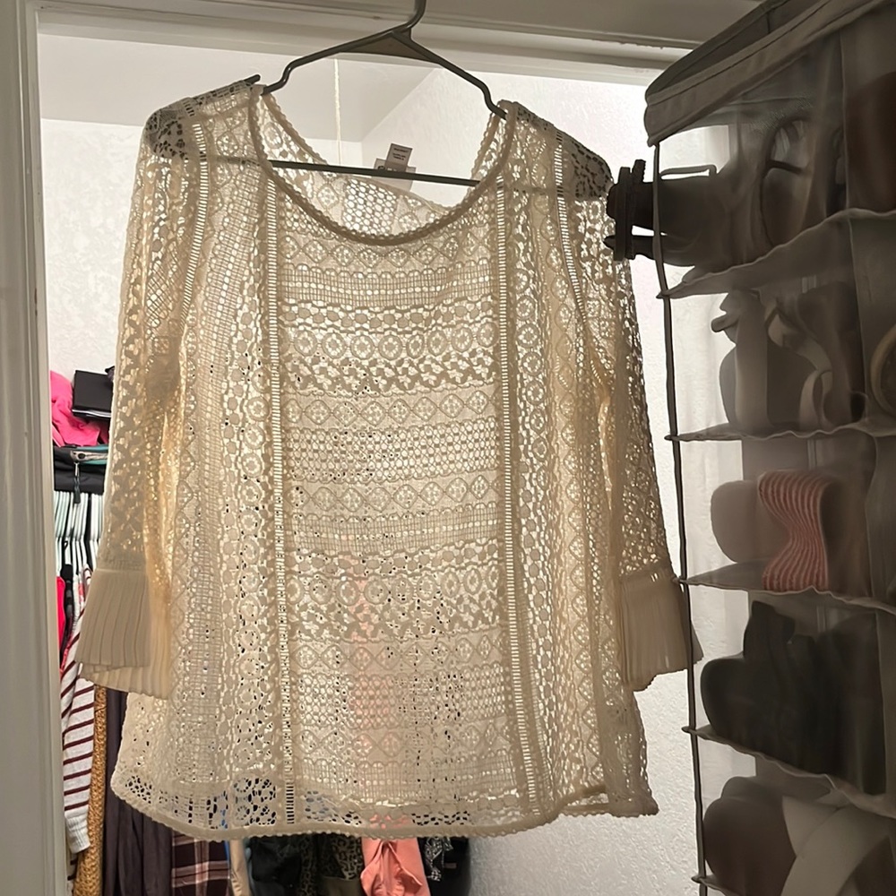 Stylus brand. Size XL. Cream color top. Quarter sleeves.